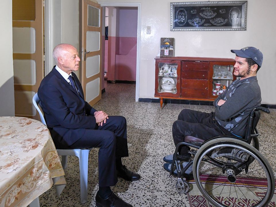 Kais Saied rend visite à un jeune blessé de la Révolution