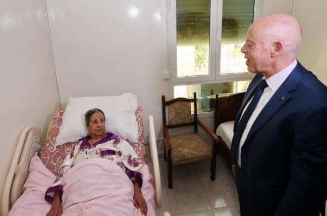 Kaïs Saïed rend visite à la comédienne Dalenda Abdou alitée chez elle