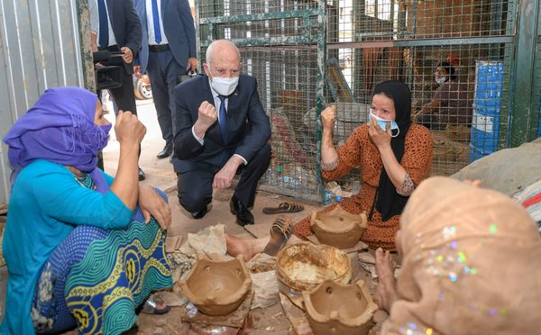 Kaïs Saïed rend visite à des potières traditionnelles à la Cité Helal
