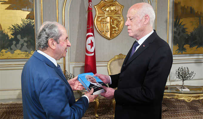 Mohamed Ennaceur remet à Kais Saied un exemplaire de son livre