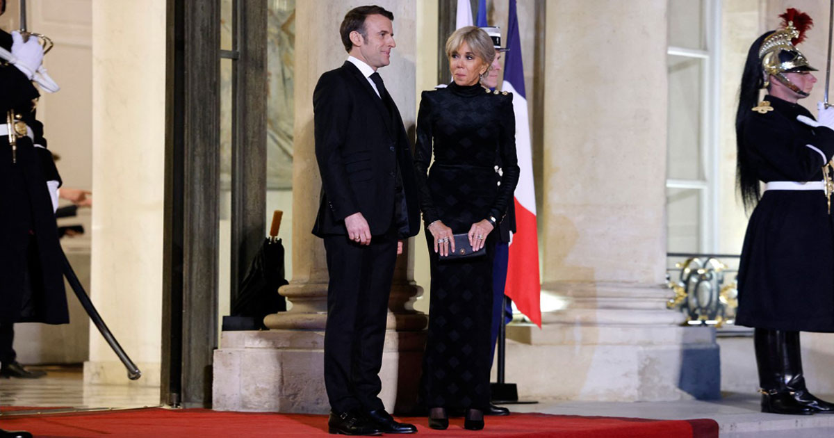 Emmanuel Macron dénonce les fausses informations  concernant sa femme