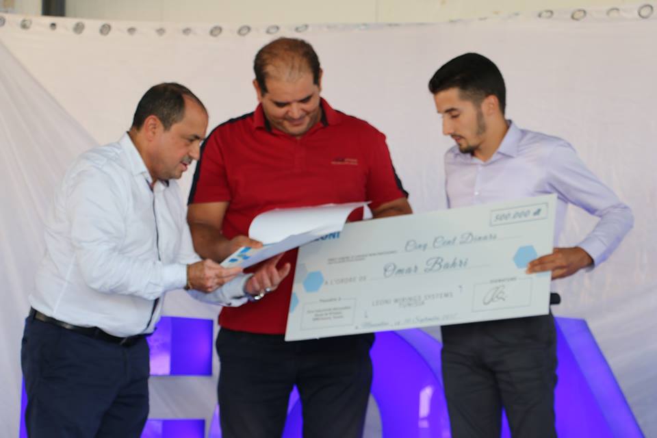 Mohamed Larbi Rouis, directeur général de la Société honorant un des lauréats