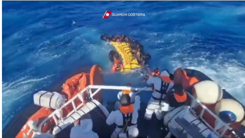 Les garde-côtes italiens sauvent 57 migrants partis de Sfax