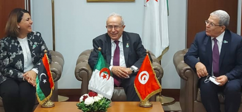 Les ministres des Affaires étrangères algérien et libyen en visite à Tunis