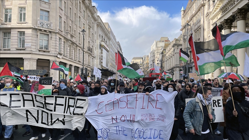 Londres : Des manifestants pro-palestiniens bloquent un pont devant le Parlement