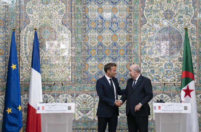 À la fin de sa visite, Macron s’adresse en arabe aux Algériens