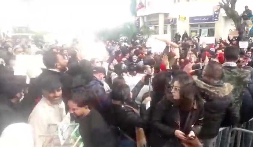 Des manifestants se dirigeant vers l'ARP bloqués par les forces de l'ordre