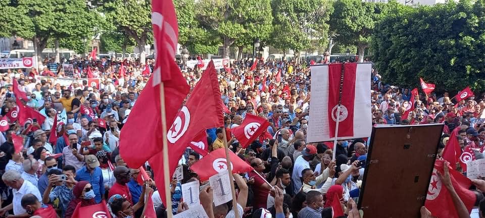 Des milliers de partisans de Kaïs Saïed manifestent devant le théâtre municipal à Tunis
