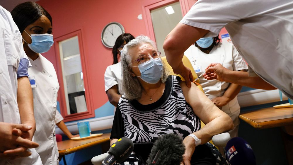 Rumeurs de décès après le vaccin contre le Covid-19 : le vrai, le faux, ce que l’on ignore encore