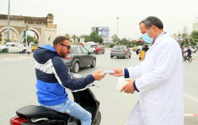 Tunisie: Le ministre de la Santé distribue des masques aux passants