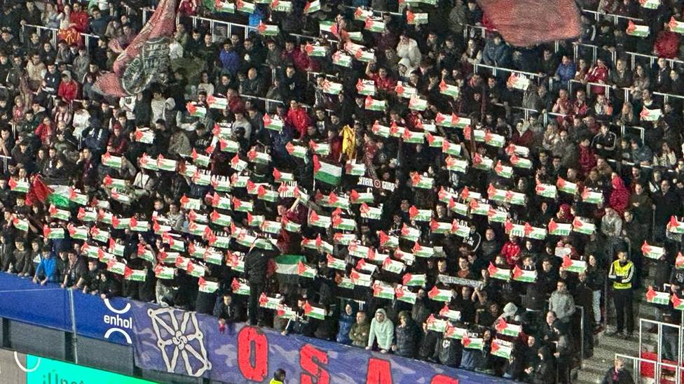 Les supporters du club espagnol Osasuna affichent leur soutien aux Palestiniens