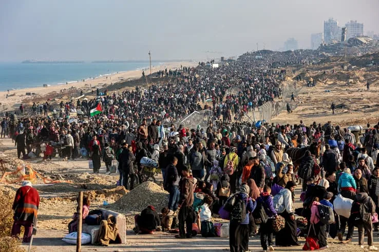 Gaza: les images impressionnantes des dizaines de milliers de Palestiniens déplacés qui rentrent dans le nord