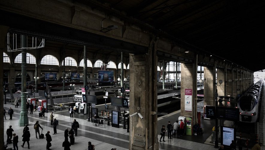 Paris : un homme armé d'un couteau a été abattu après avoir menacé des policiers