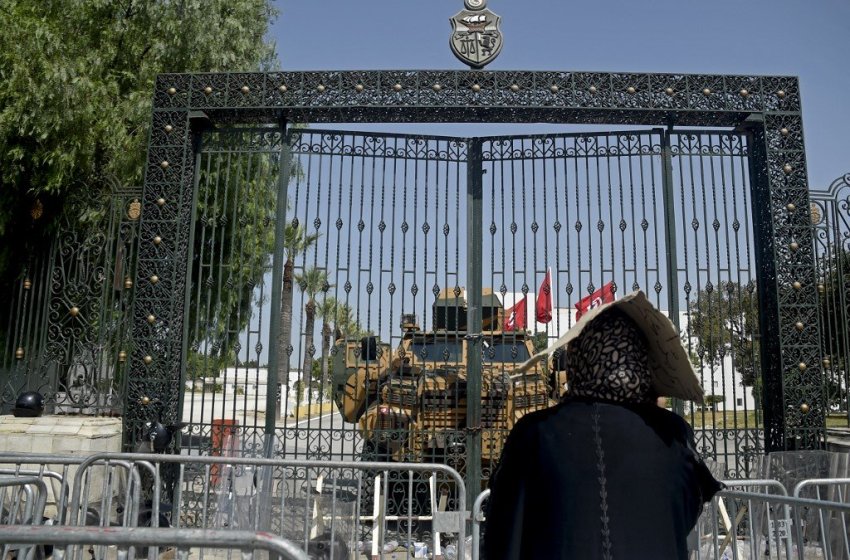 Suspension du Parlement: 81% des Tunisiens favorables à la prolongation