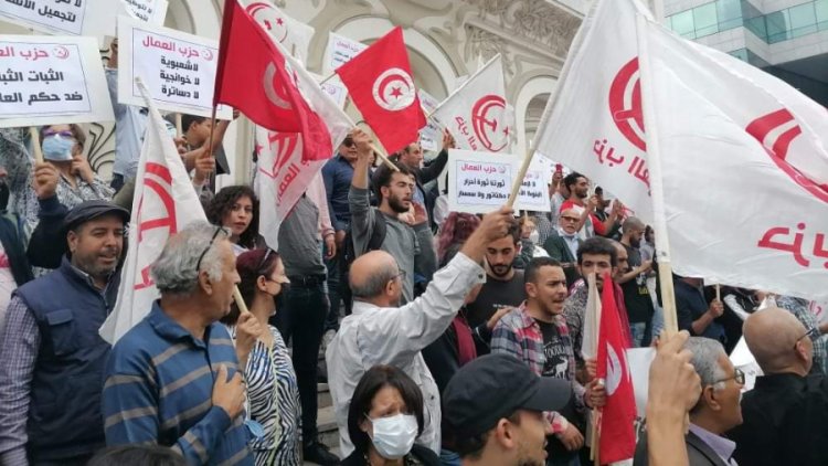 Les manifestants du Parti des Travailleurs forcent les barricades pour tenter de rejoindre le siège de la BCT