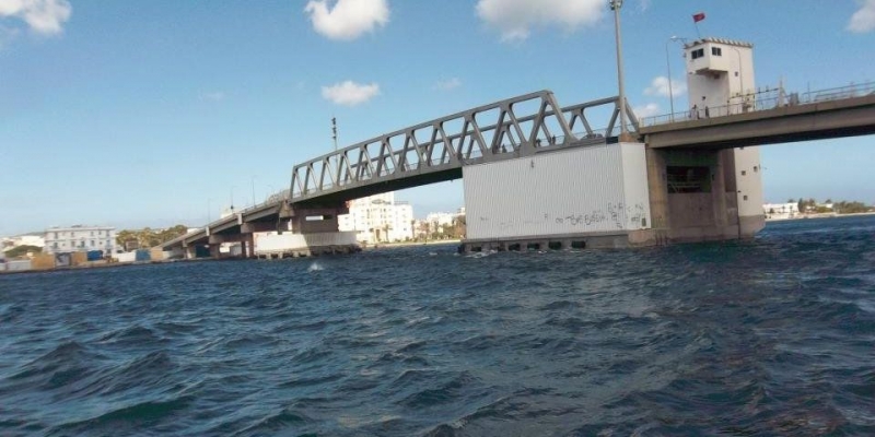 Le pont mobile de Bizerte heurté par un bateau hors de contrôle