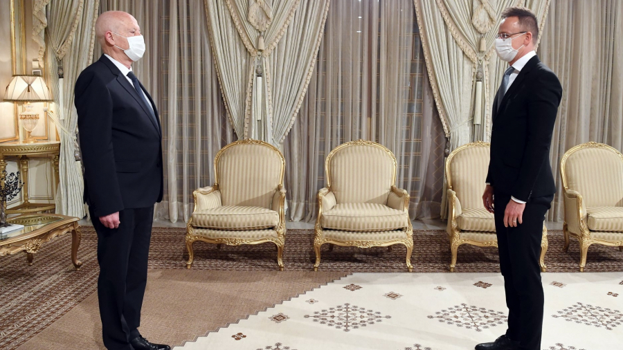 Kaïs Saied reçoit le ministre hongrois des Affaires étrangères à Carthage