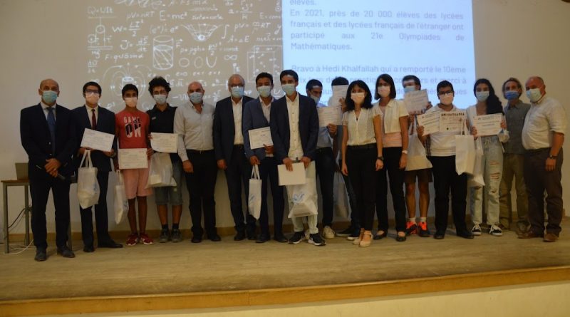 Le Pr Hechmi Louzir félicite les lauréats de prix scientifiques du lycée Pierre Mendès France de Tunis