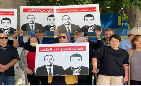 Rassemblement de soutien des proches de Mehdi Ben Gharbia devant la Cour d’appel de Sousse