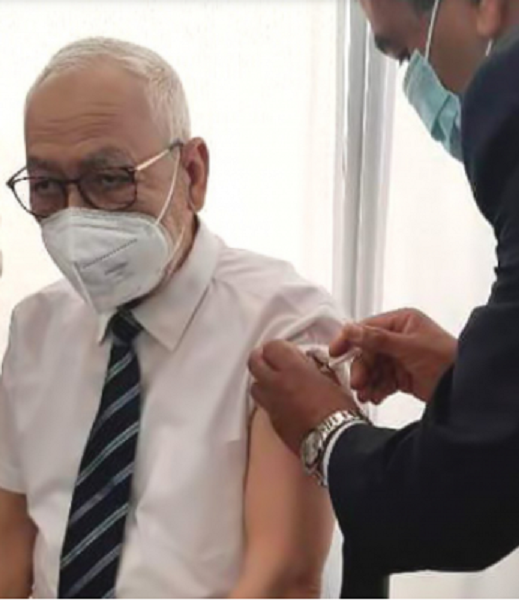 Rached Ghannouchi reçoit sa première dose de vaccin