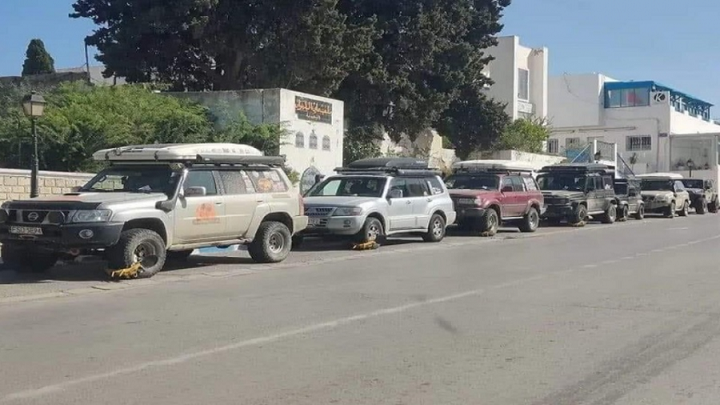 Des sabots sur des voitures de rallye de touristes: La mairie de Sidi Bou Saïd présente des excuses
