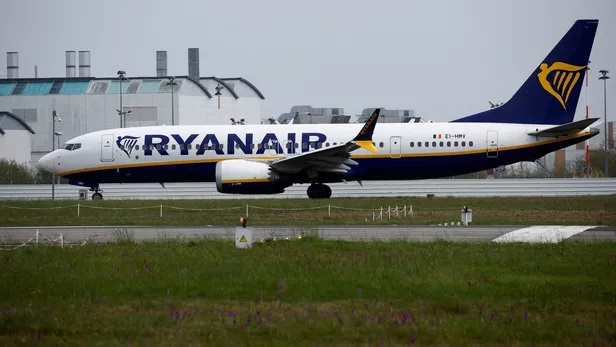 Un homme en état d’ivresse débarqué d’un avion après avoir allumé une cigarette