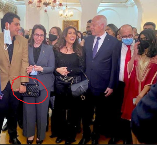 Le sac à main de Nadia Akacha fait allumer les réseaux sociaux !