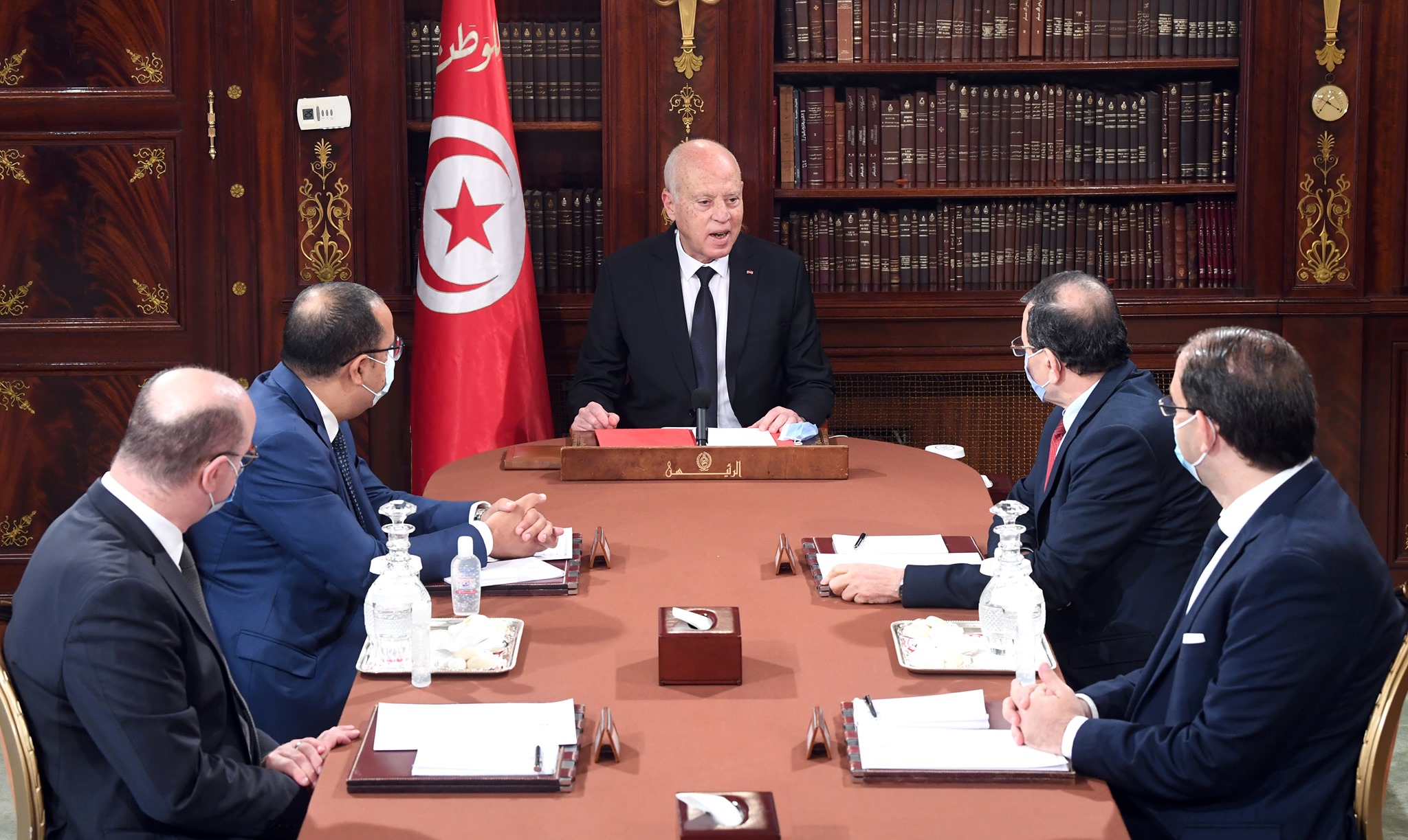 La crise politique au centre d’une rencontre entre Saïed et d’anciens chefs de gouvernement en présence de Mechichi