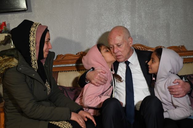 Kais Saied se rend chez la famille du donneur de foie à la jeune Sally