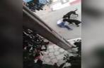 Horrible: Un homme attaqué par deux chiens dangereux devant ses enfants (Vidéo)