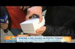 Le premier acheteur de l'iPhone 6 le fait tomber par terre en direct