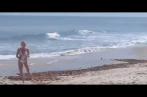 Au moment où les candidats jouent les héros, les Anglais nettoient la plage de Hammamet (Vidéo)