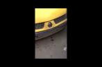 Scène surréaliste: Le chauffeur de taxi refuse de s'arrêter, traîne le policier et ...(Vidéo)