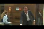 Comme un vrai gentleman, le chef du gouvernement néerlandais nettoie son café tombé par terre (vidéo)