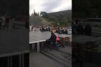 Des manifestants bloquent l'autoroute qui relie la France à Barcelone (vidéo)