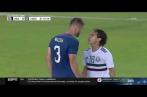 Vidéo : En plein match, un joueur (1,93 m) se moque de la taille de son adversaire (1,67 m)