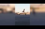  Un passager tente de rattraper son vol alors qu'un avion roulait sur la piste
