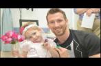  Atteinte de leucémie, une fillette de 4 ans se marie avec son infirmier préféré (vidéo)