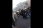 Honteux : Une femme agresse un vieillard au vu et au su des policiers (Vidéo)