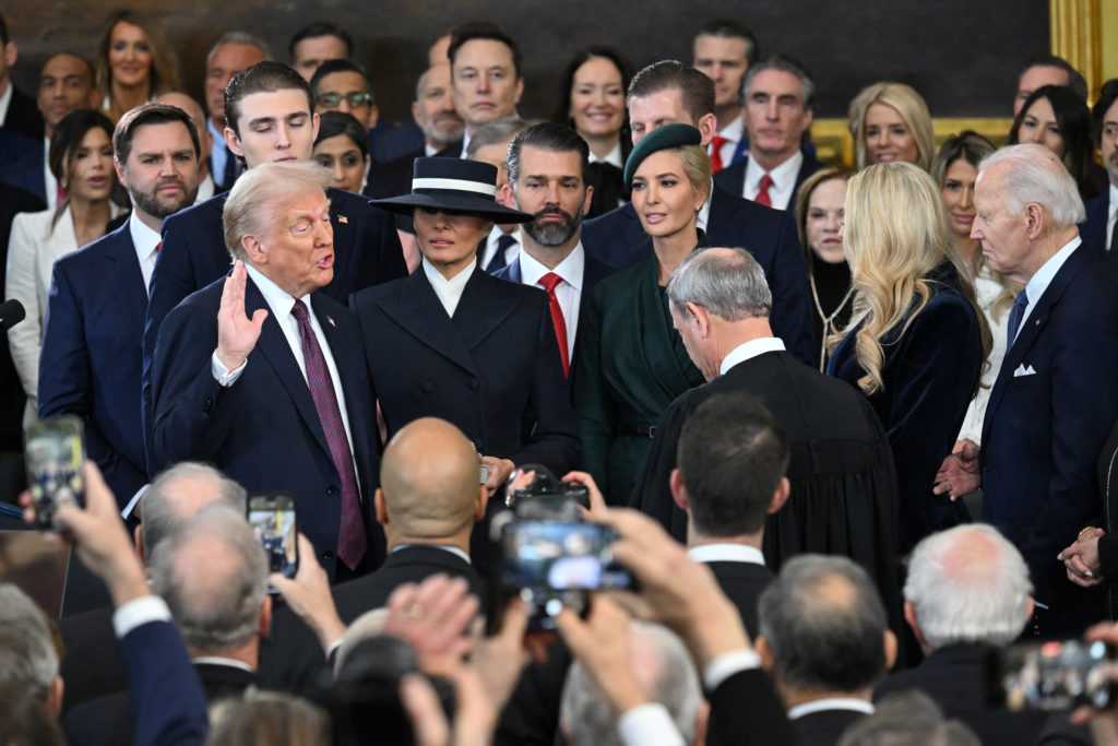 Donald Trump prête serment et déclare : « L'âge d'or de l'Amérique commence »,